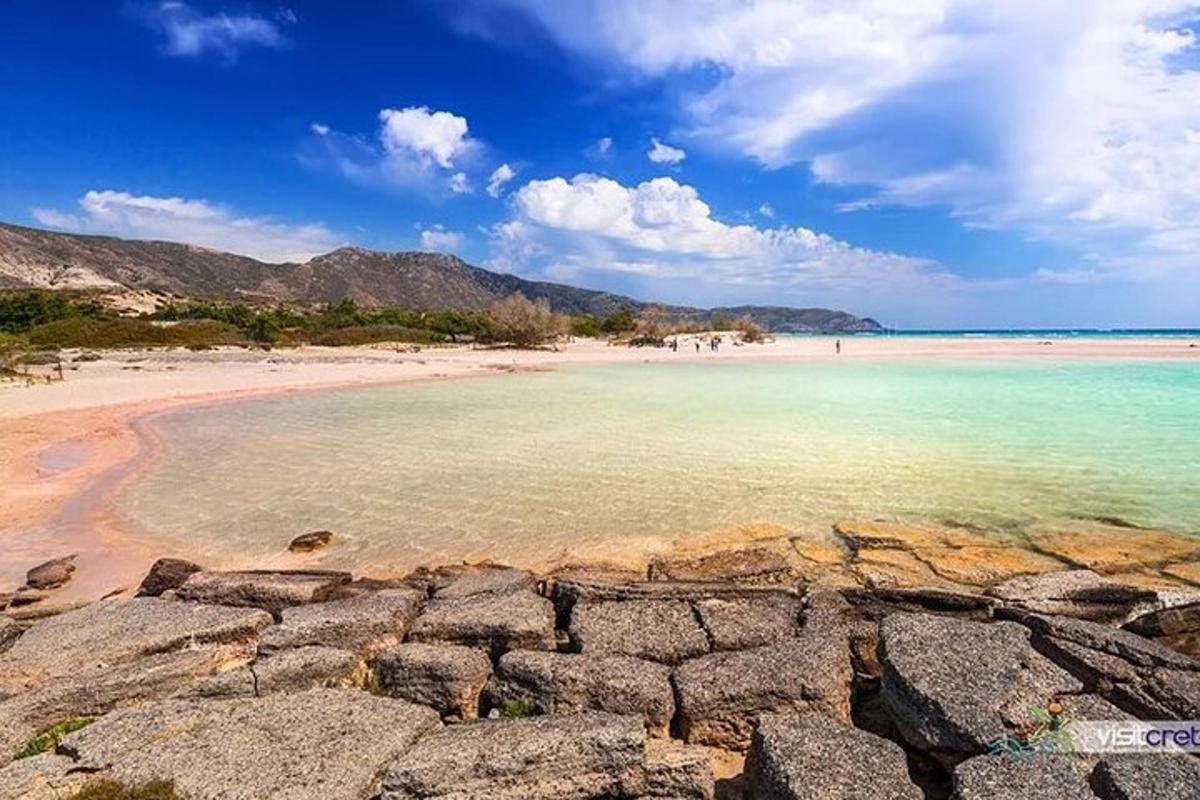pemandangan pantai dengan bebatuan di air