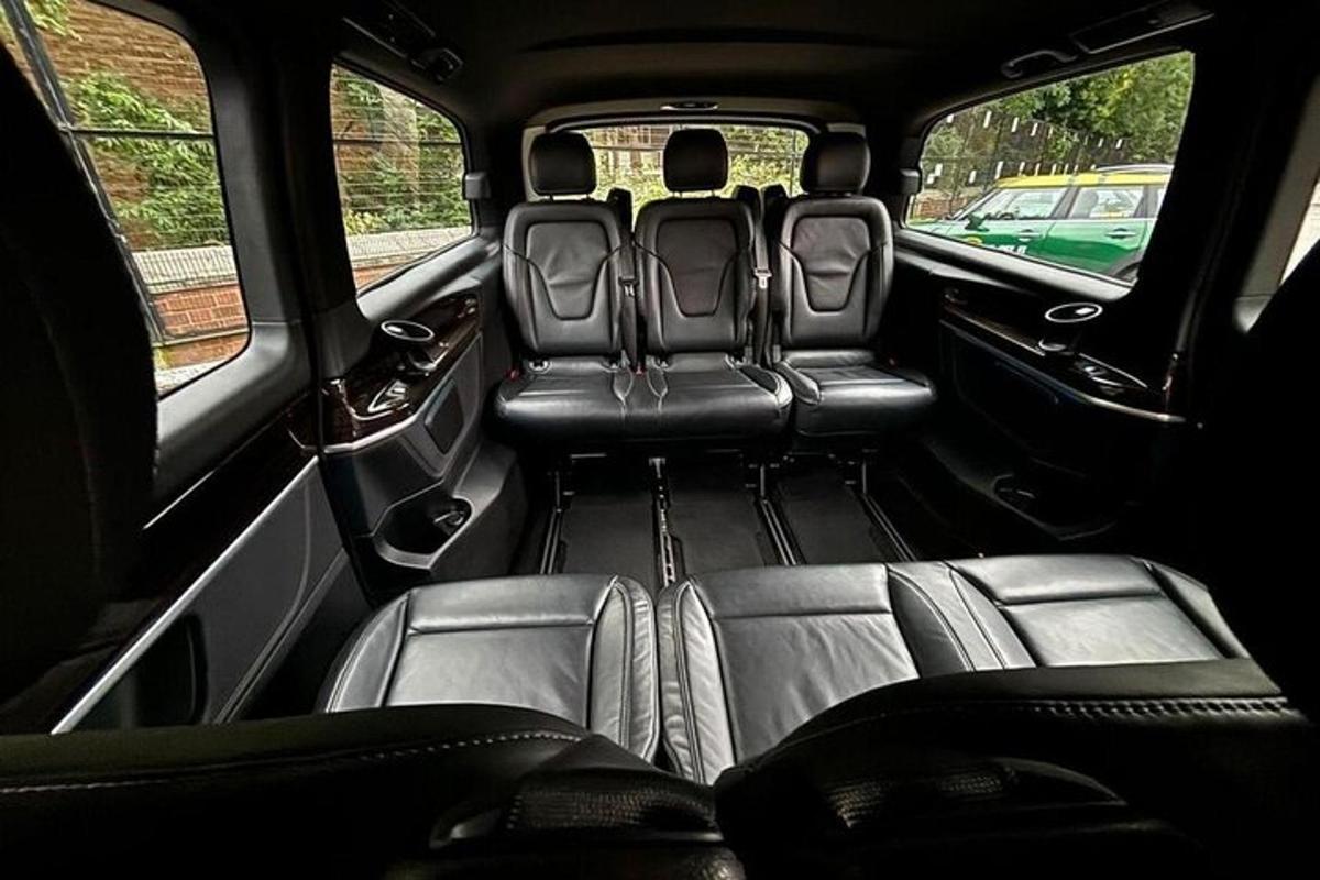 una vista de los asientos traseros de un coche