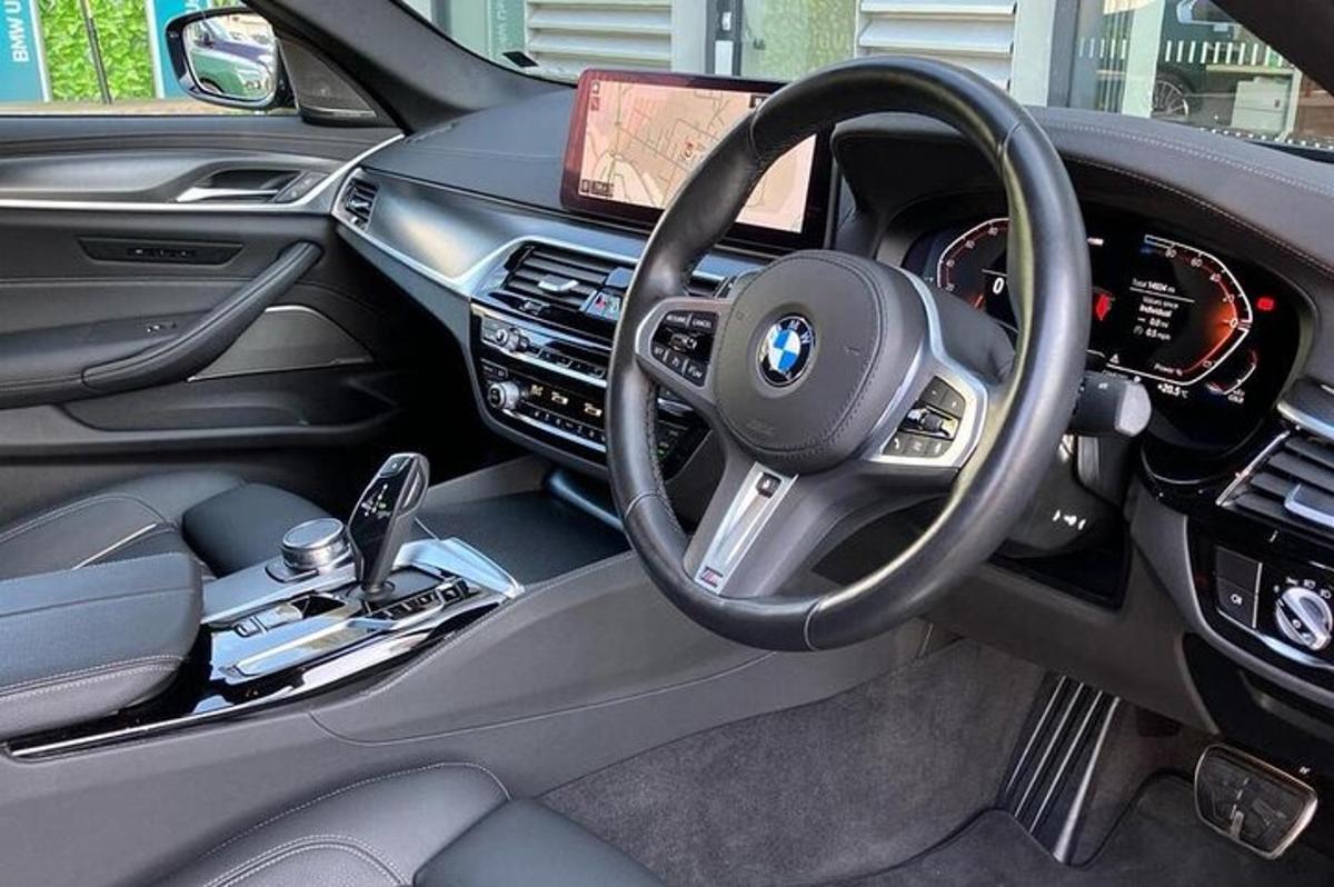 bir BMW arabasının direksiyon simidi