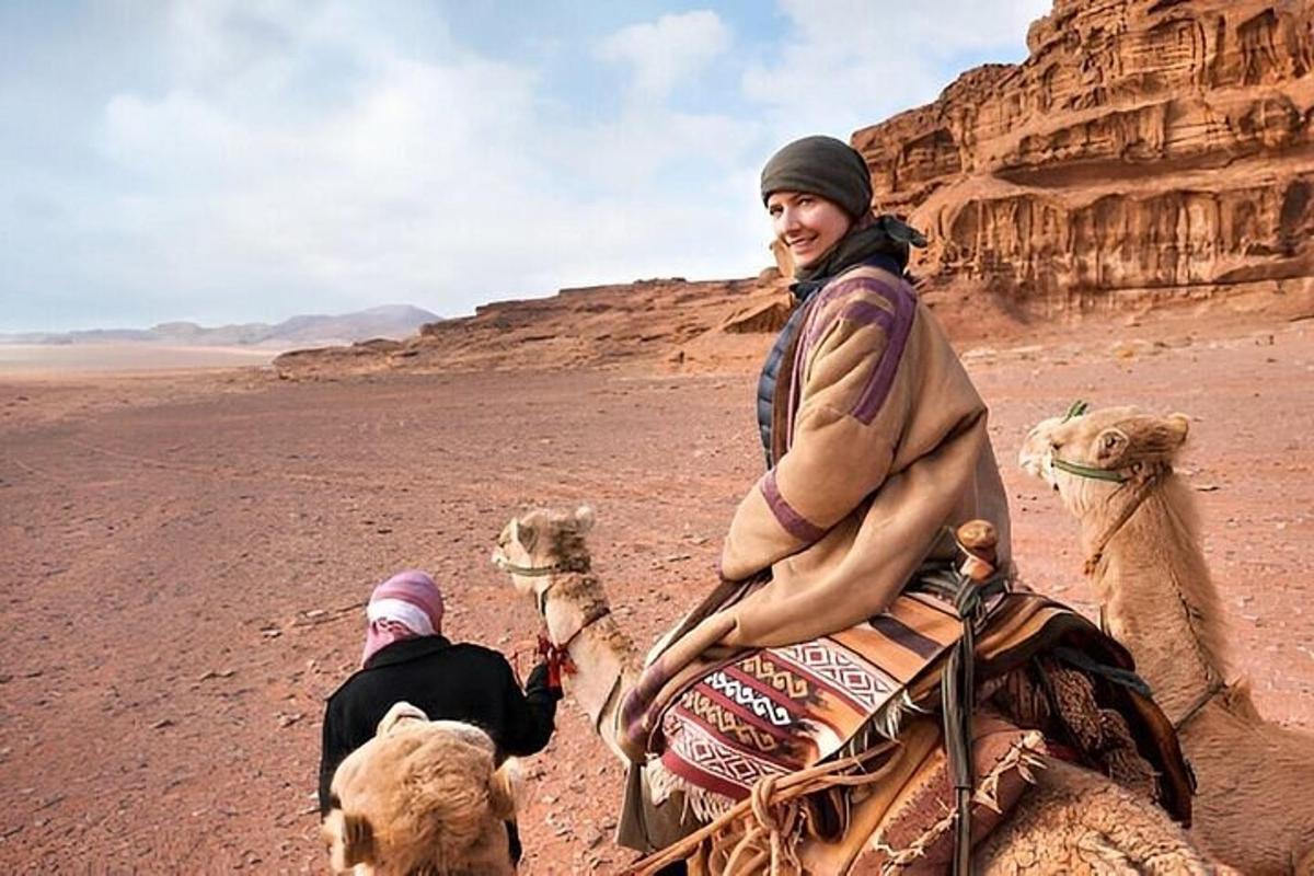 un uomo seduto su un cammello nel deserto