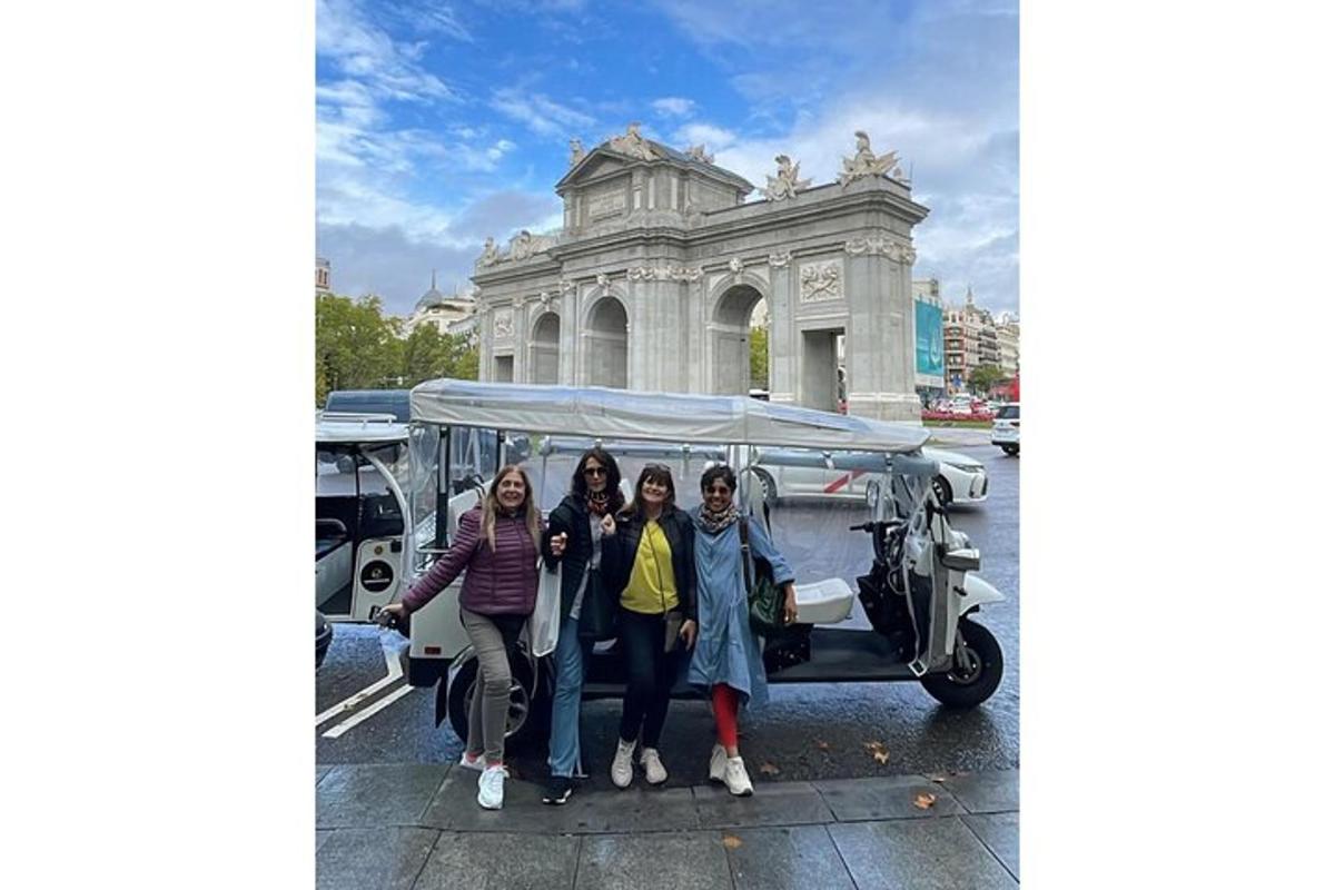 Un grupo de mujeres de pie delante de un coche.