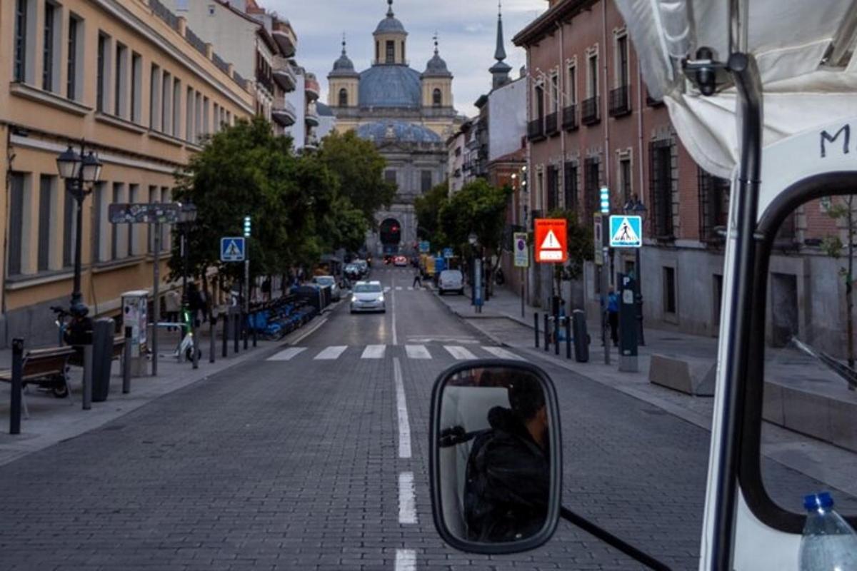 Un espejo lateral de un autobús en una calle de la ciudad.