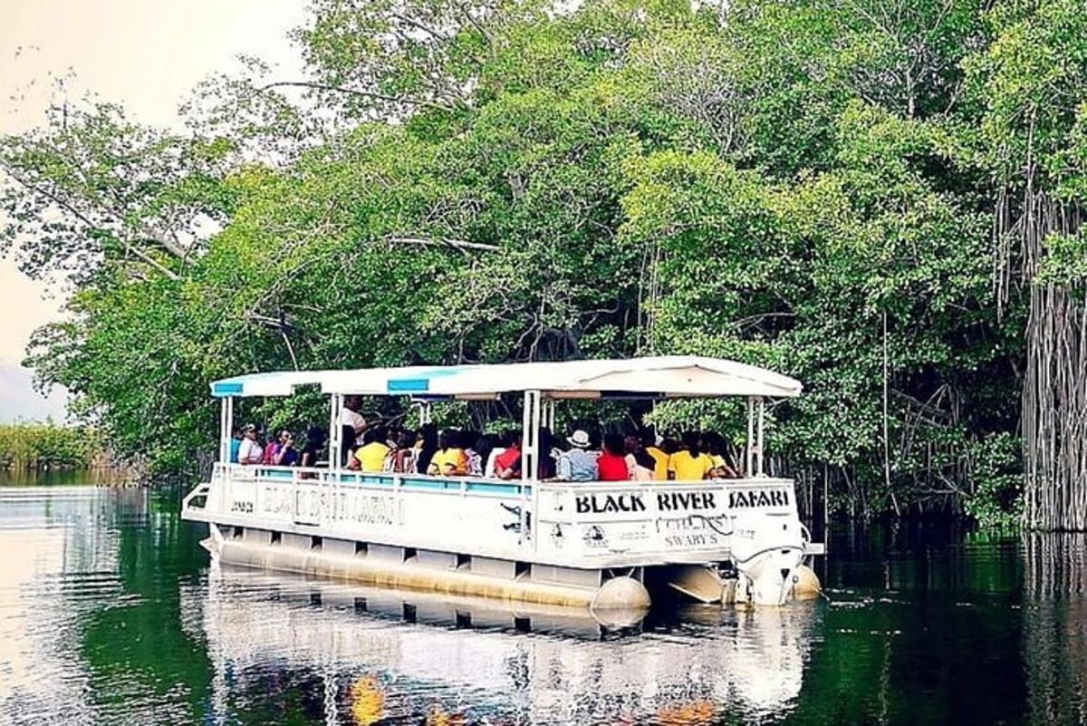 isang bangka na puno ng mga tao sa isang ilog