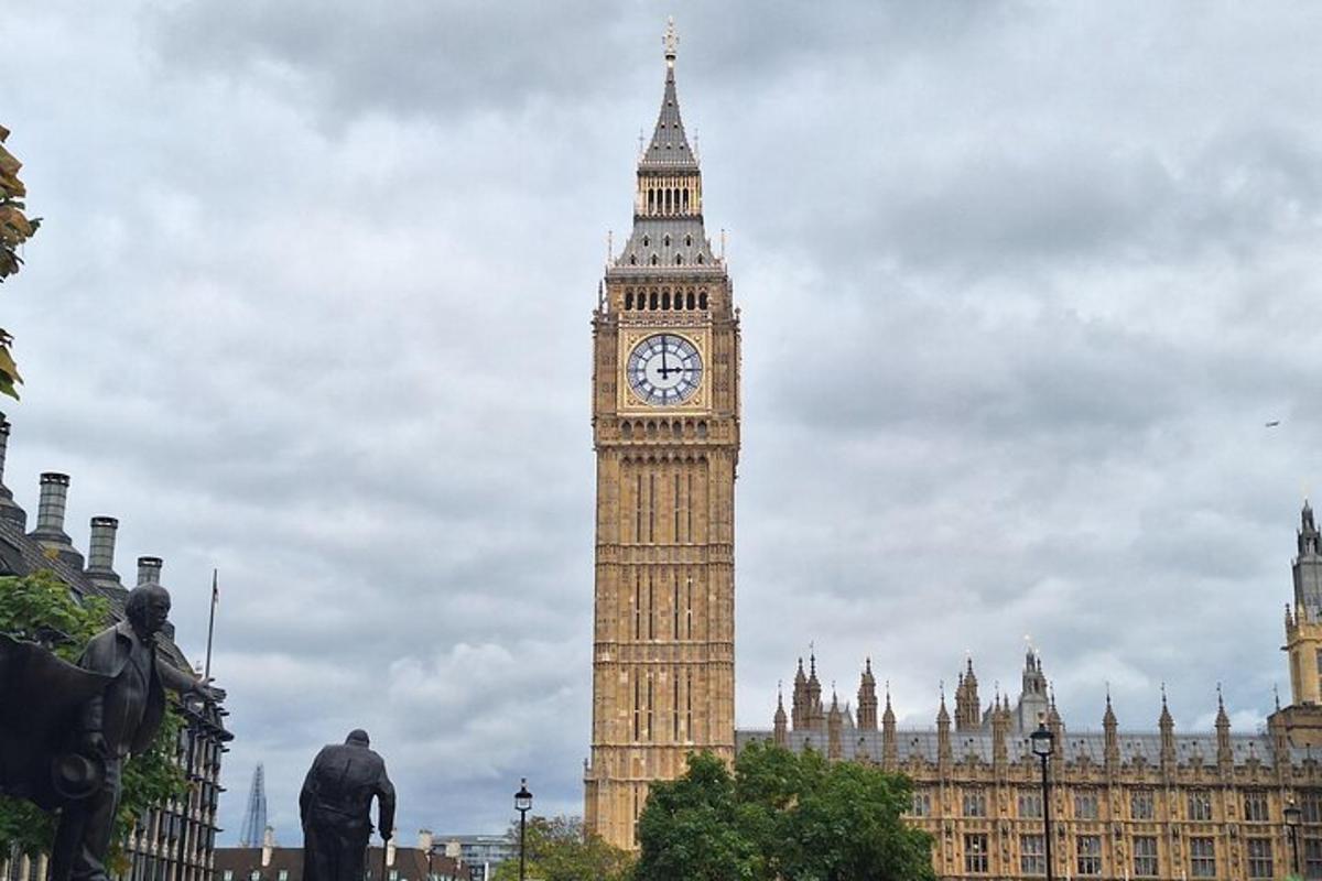 Hár klukkuturn með Big Ben í London