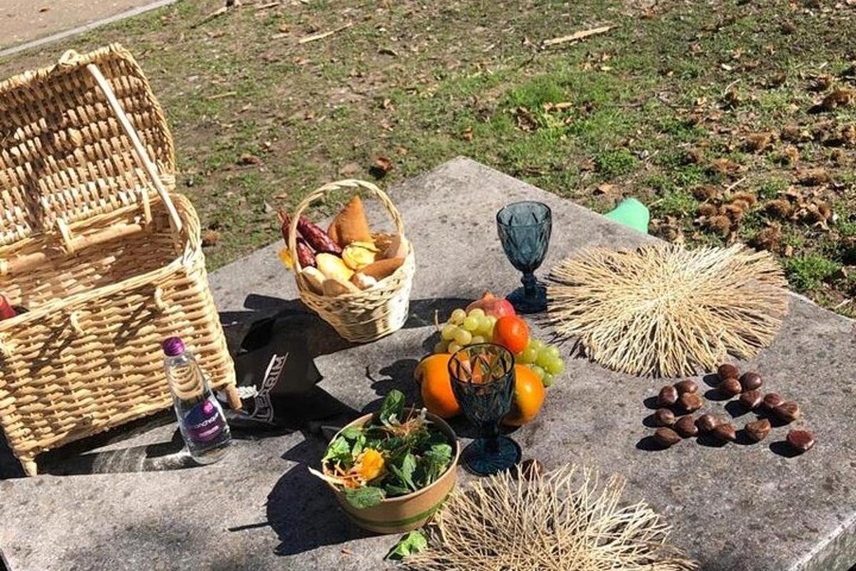 ein Haufen Obst und Gemüse auf einem Tisch