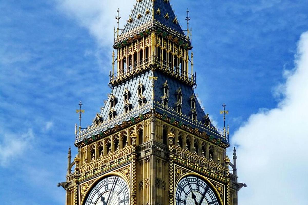 egy magas torony, tetején egy órával a Big Ben