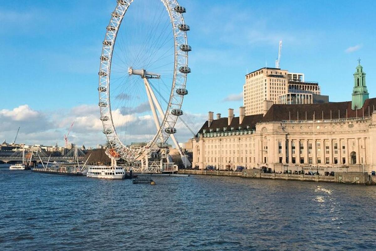 liels panorāmas ritenis uz ūdens blakus ēkai