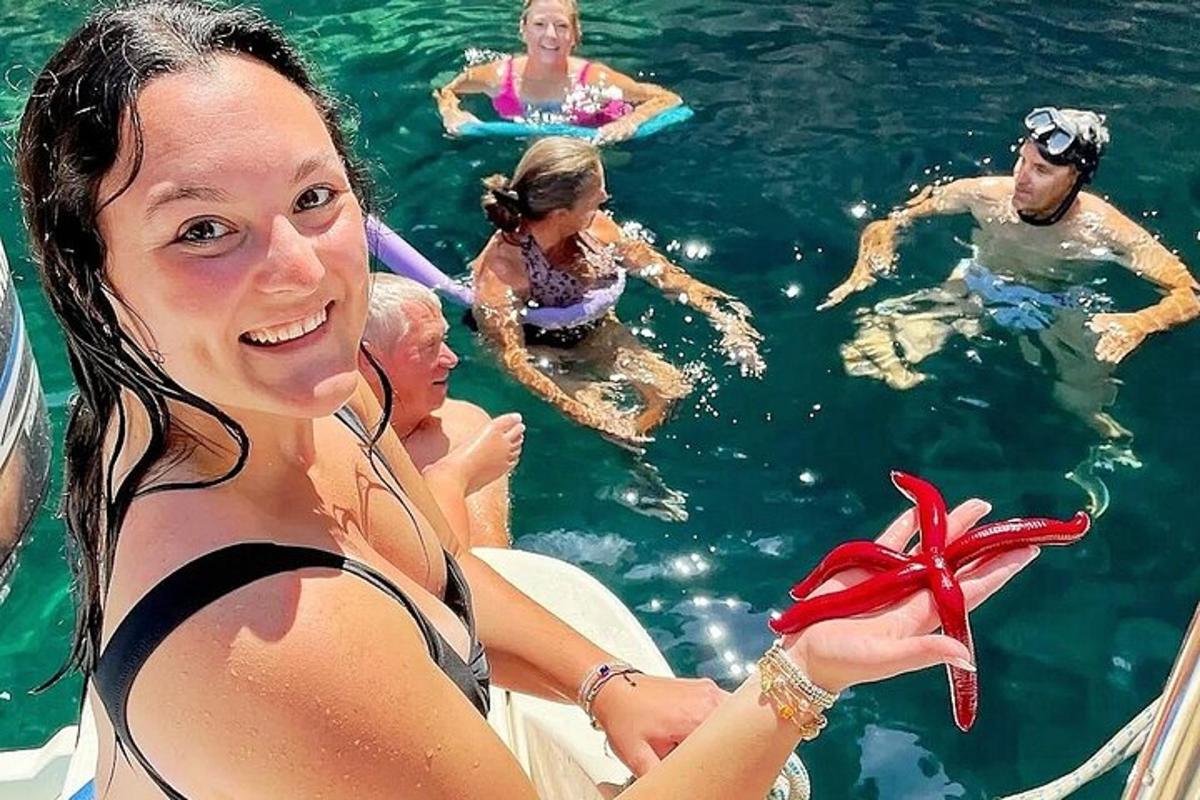 група људи у води држи морску звезду