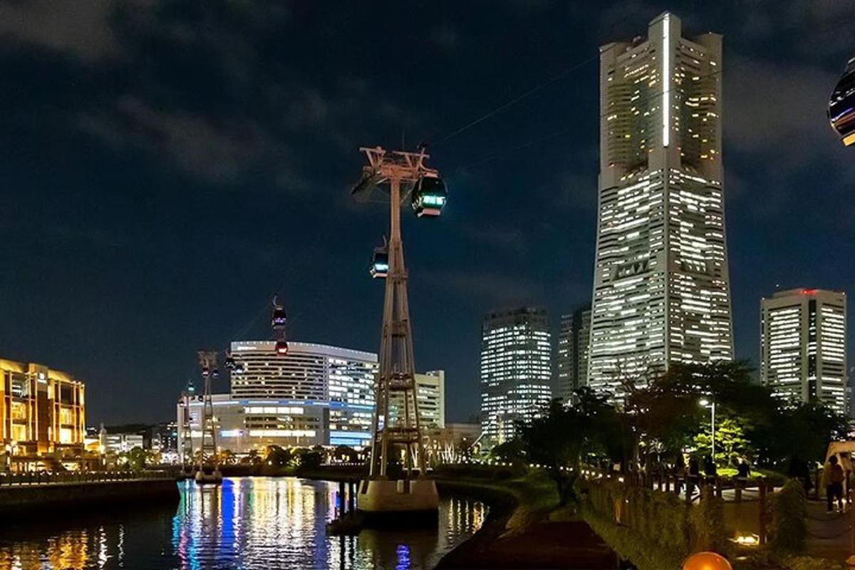 een skyline van een stad 's nachts met een hoog gebouw