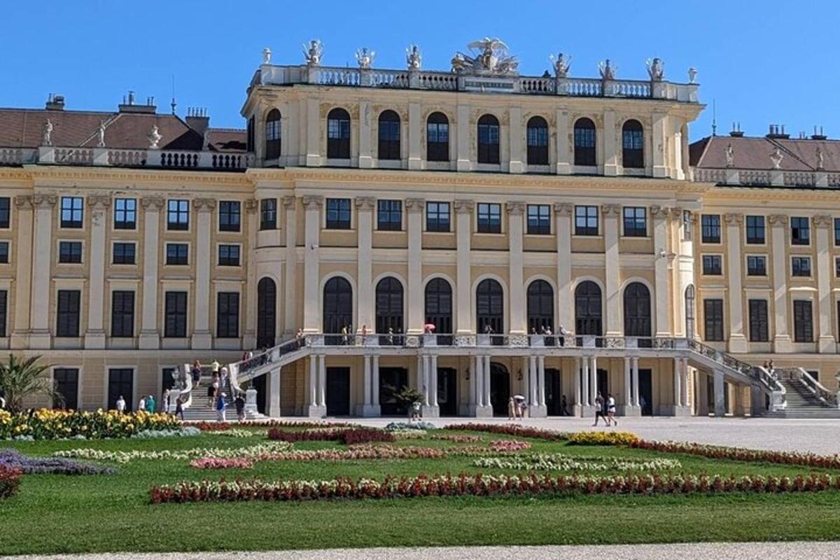 velika zgrada s vrtom ispred nje