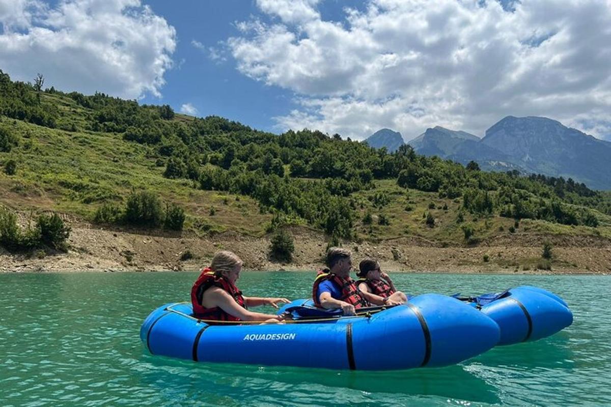 un grup de oameni pe o plută în apă