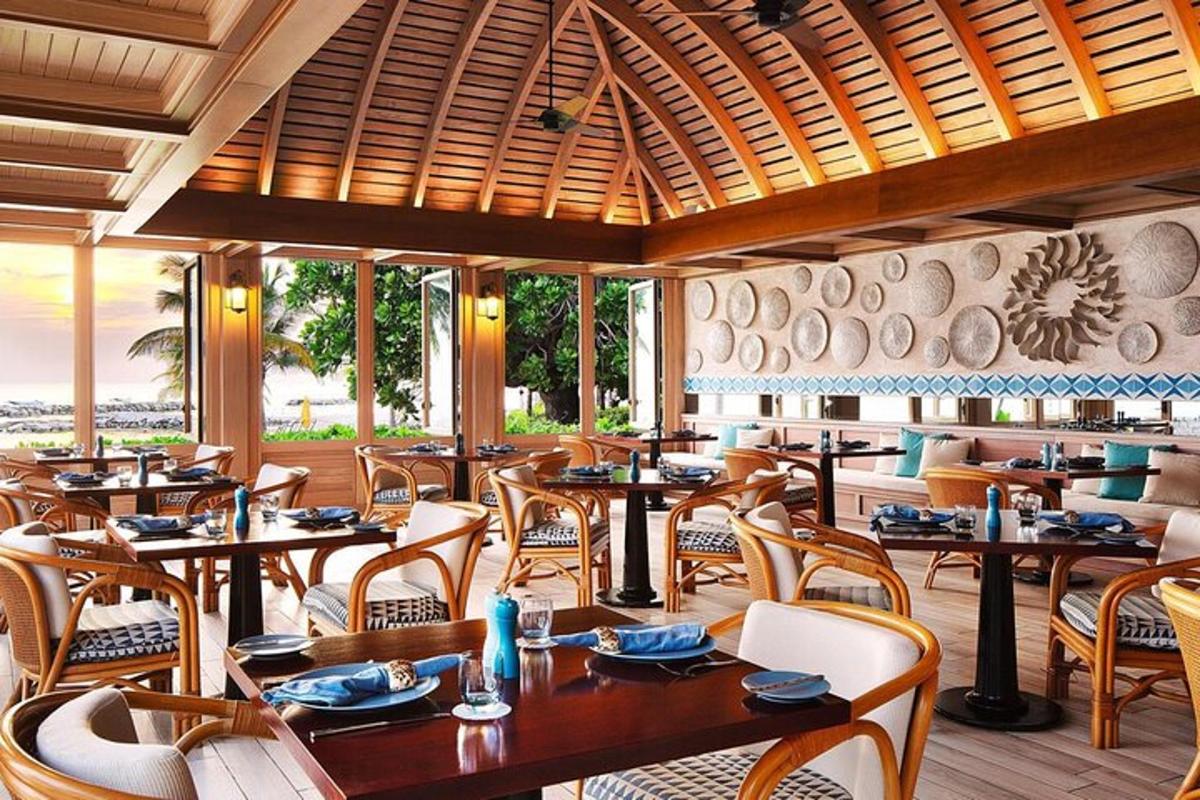 restaurace se stoly a židlemi v místnosti