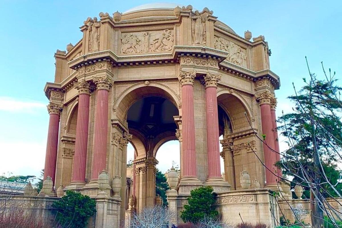 un grande edificio in pietra con un arco di fronte