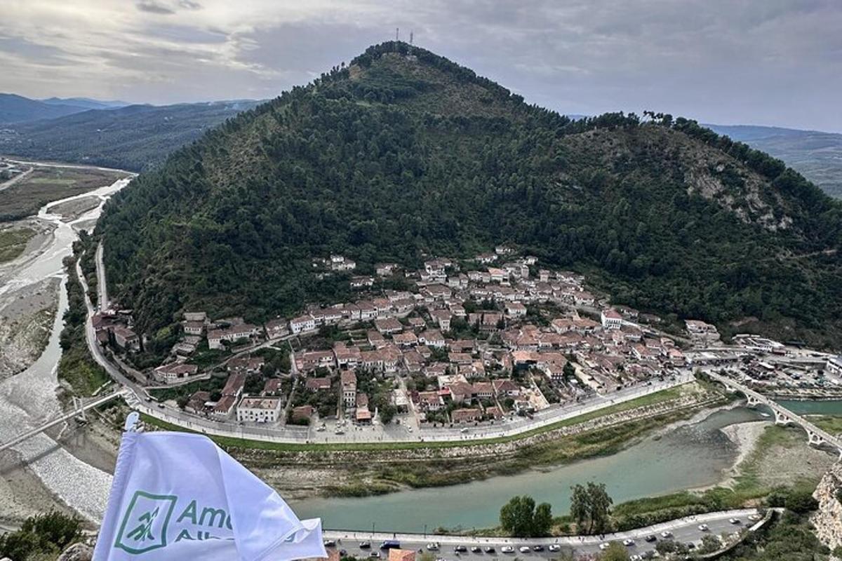 zračni pogled na gorsko vas