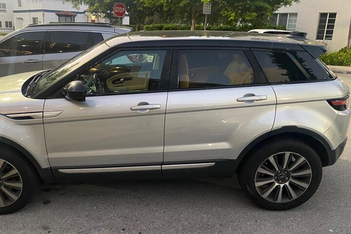 ein silberner SUV auf einem Parkplatz