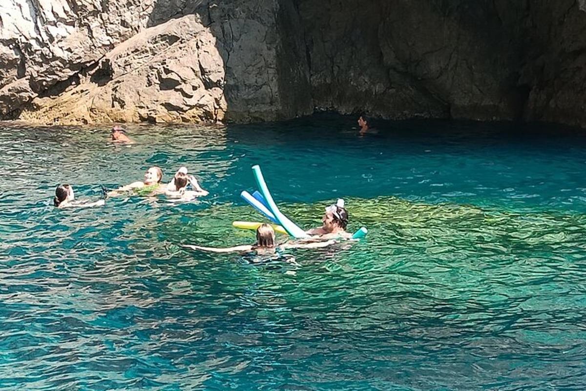 μια ομάδα ανθρώπων που κολυμπούν στο νερό