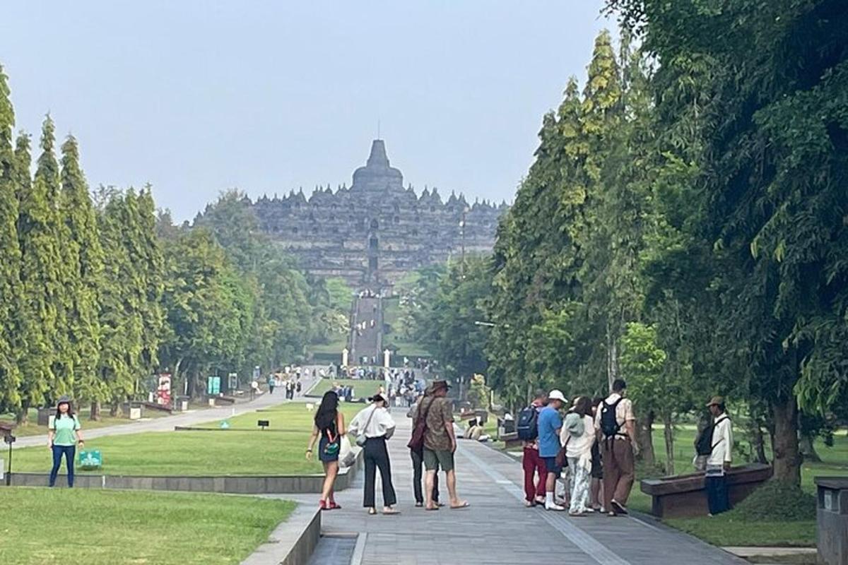 公園の歩道に立っている人々のグループ