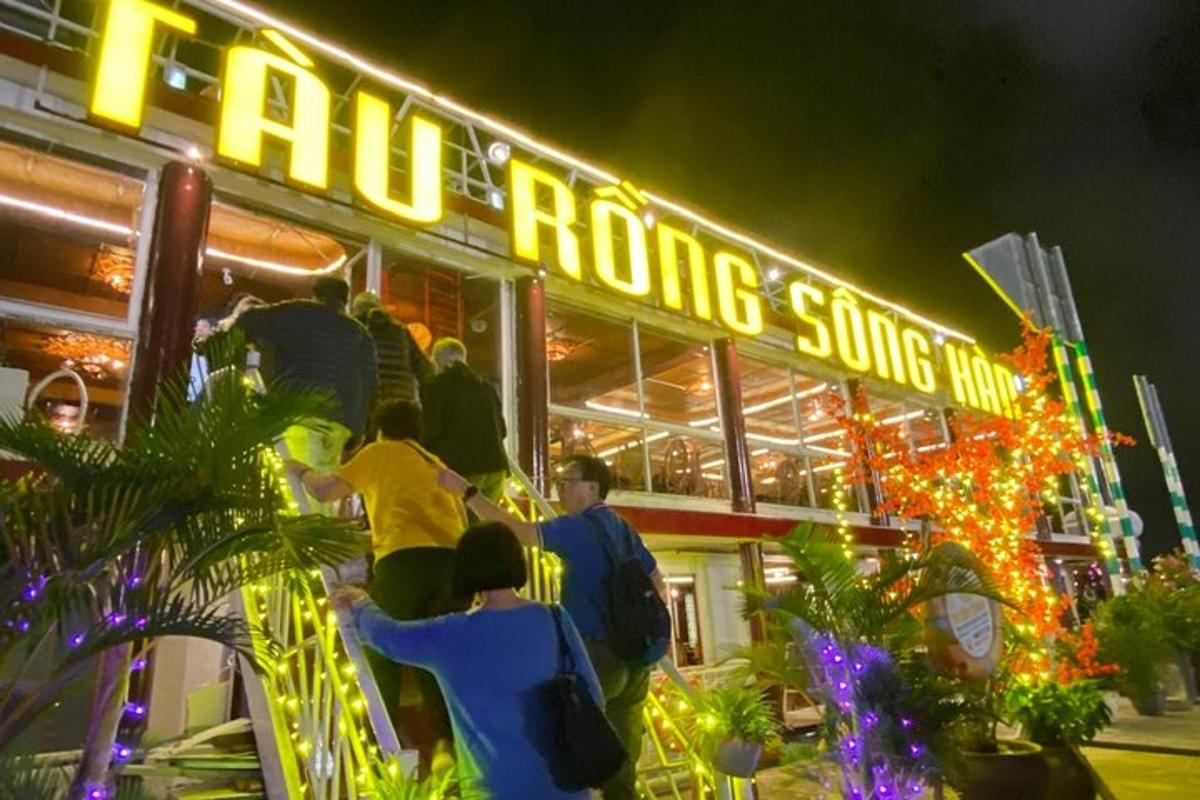 un gruppo di persone in piedi fuori da un ristorante di Rong Song