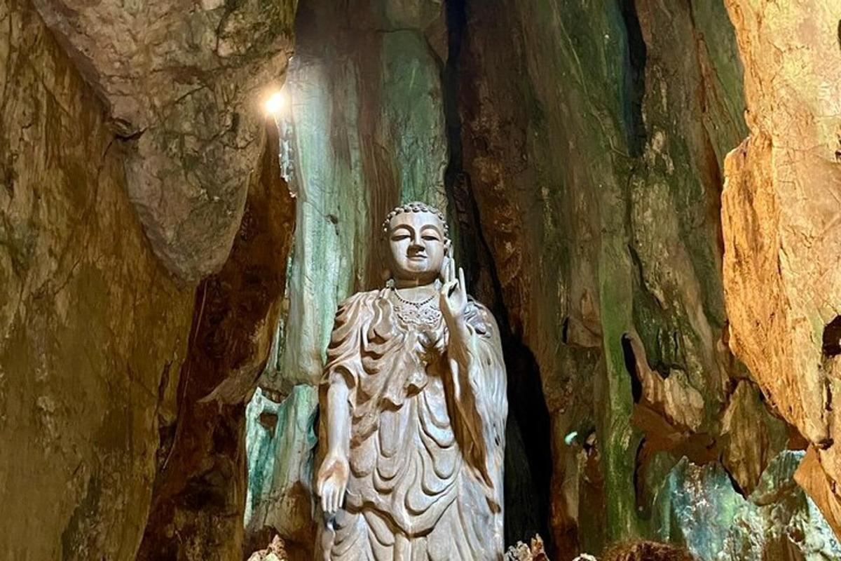 una statua di una donna in piedi in una grotta
