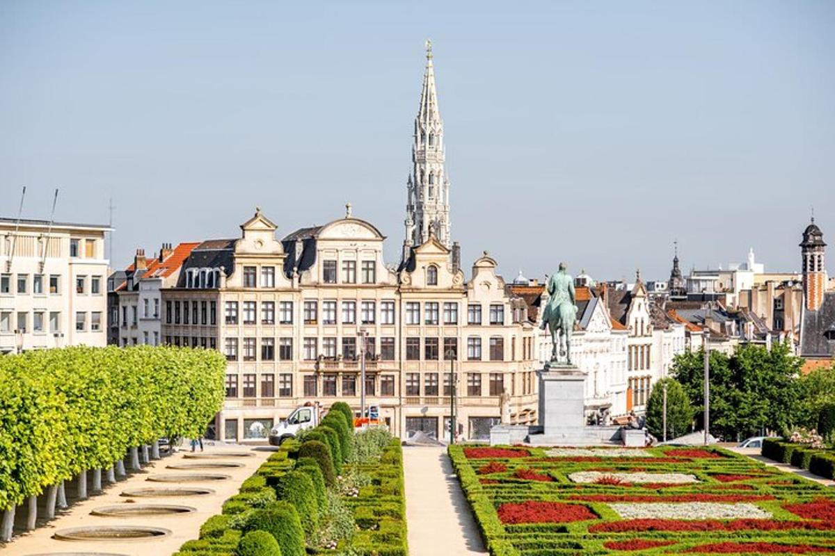 ein großes Gebäude mit einer Statue vor einem Garten