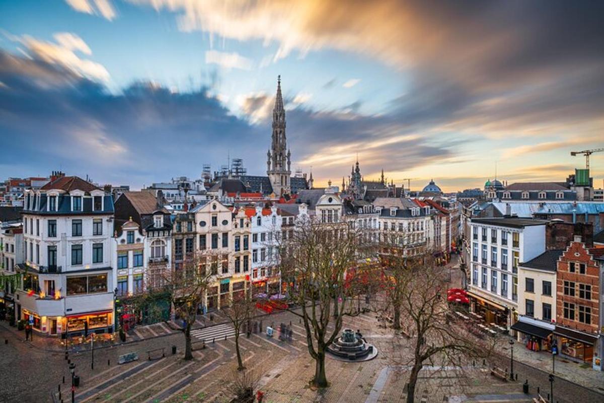 ein Blick auf eine Stadt mit einem Uhrturm