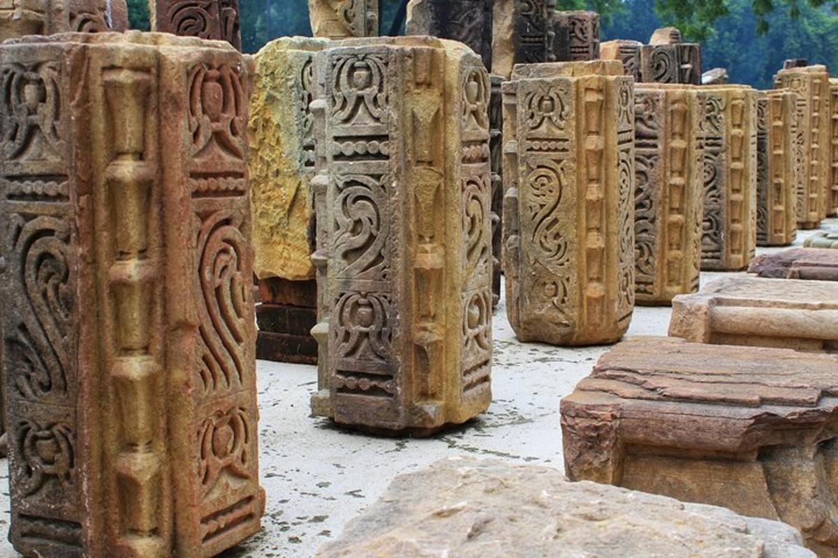 skupina dřevěných artefaktů ležících na zemi