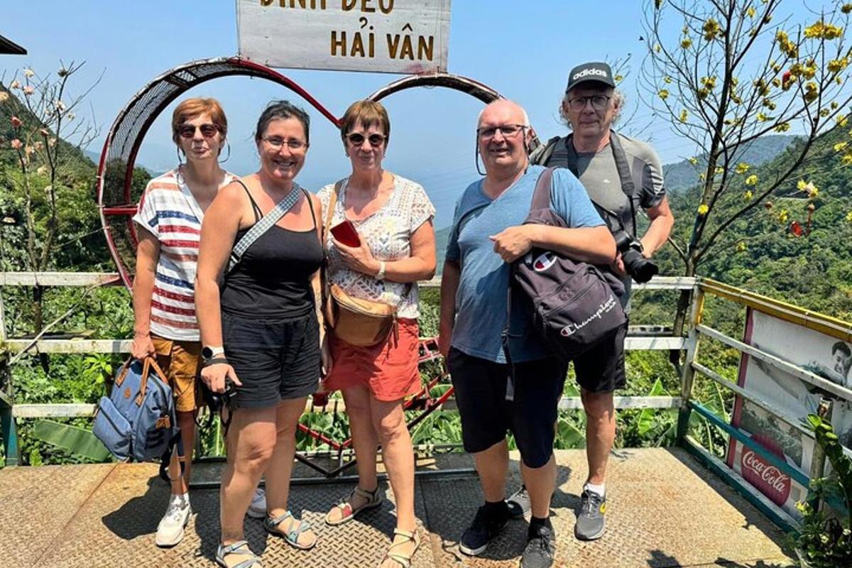 un grup de persones posant per a una foto al cim d'una muntanya