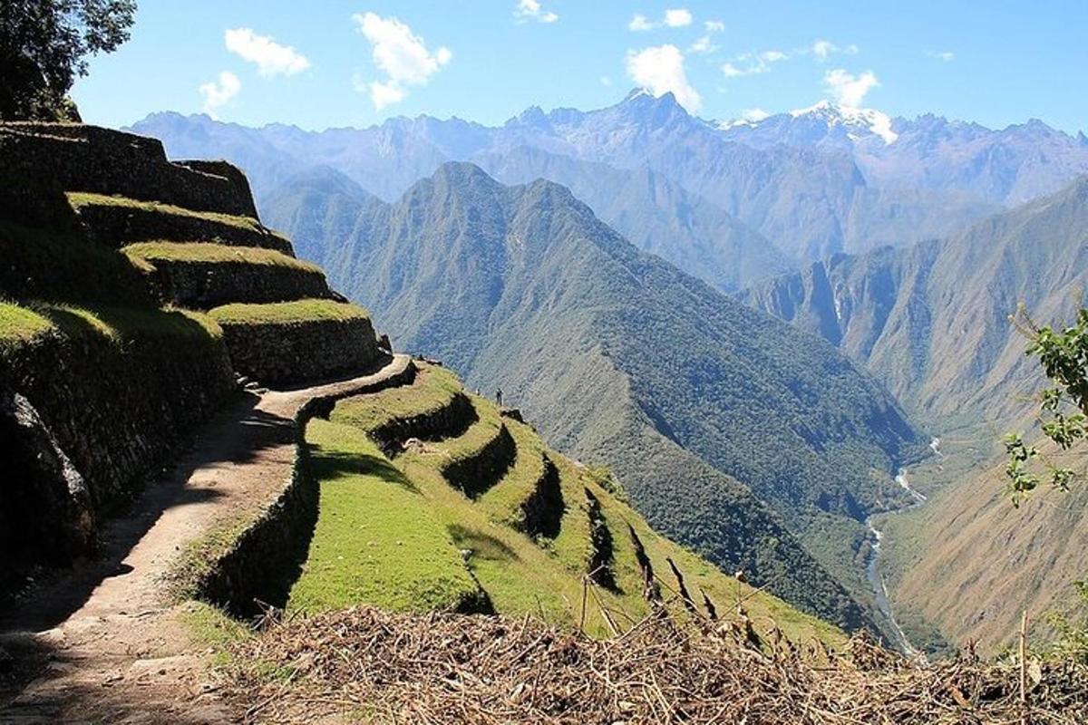 uma vista de uma montanha com montanhas ao fundo