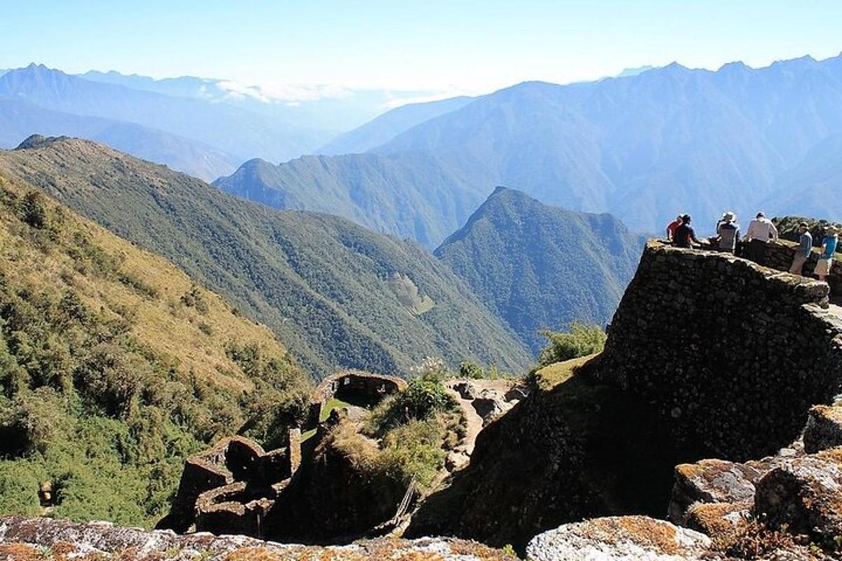 un grupo de personas sentadas en la cima de una montaña