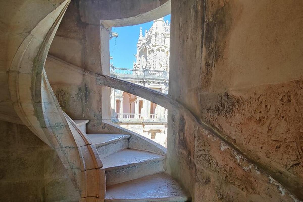 una scala a chiocciola con vista su un edificio