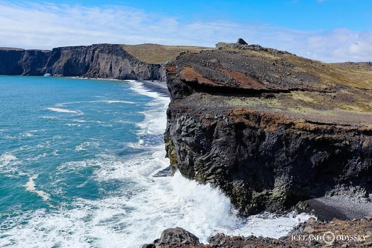pemandangan laut dan garis pantai berbatu