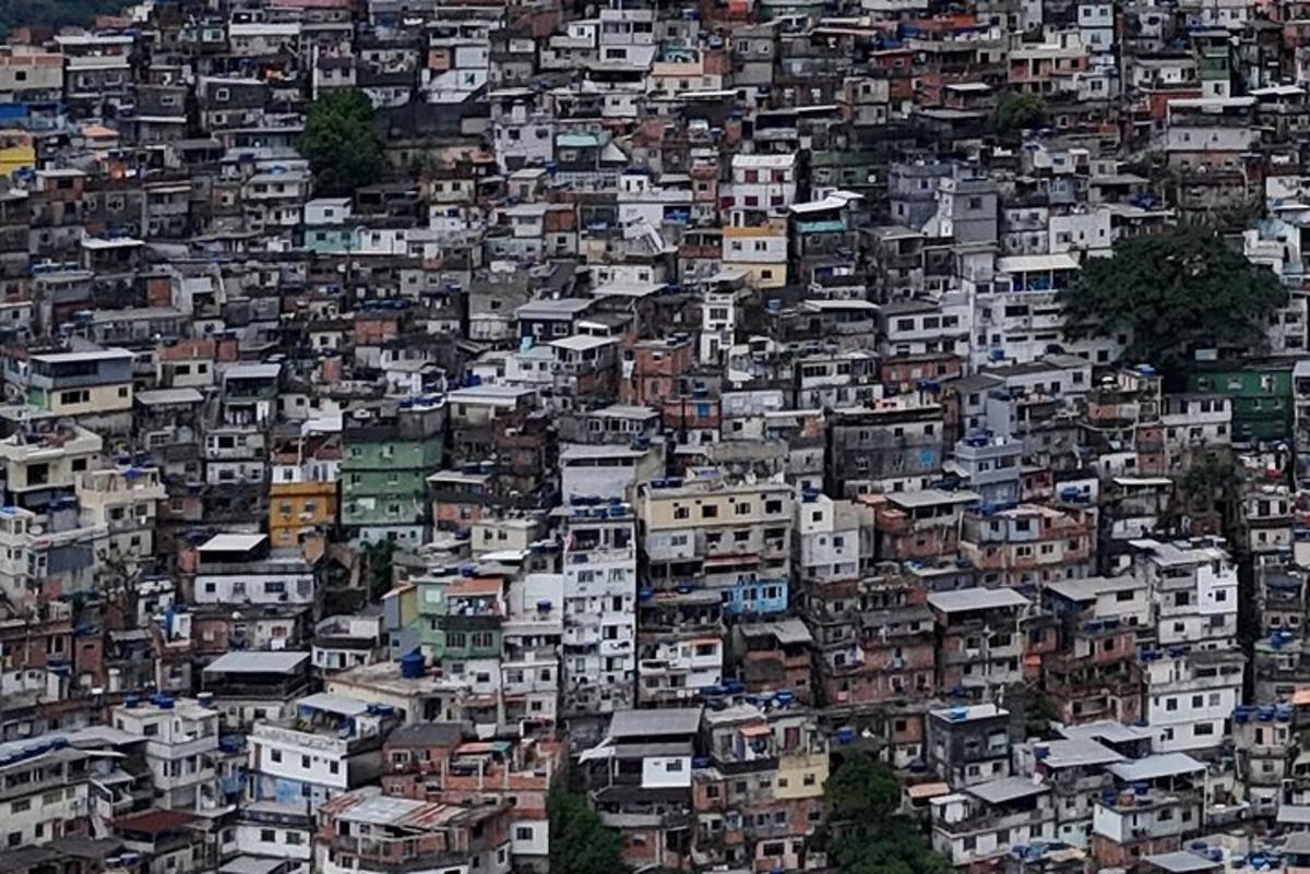 uma vista aérea de uma cidade com muitos edifícios