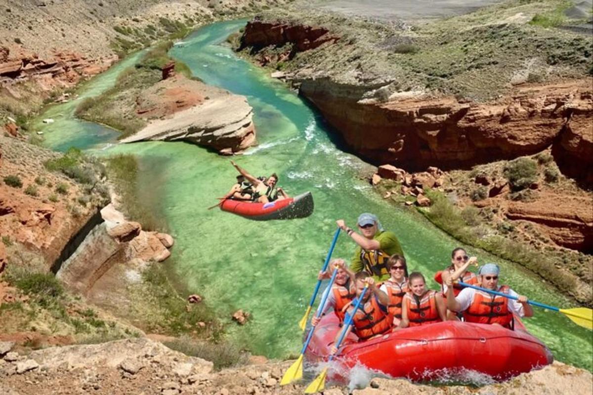 um grupo de pessoas descendo um rio de rafting