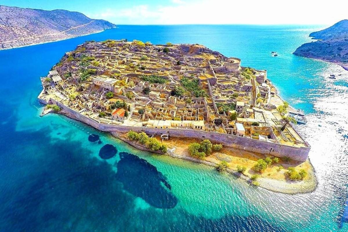 sebuah pulau di tengah-tengah badan air