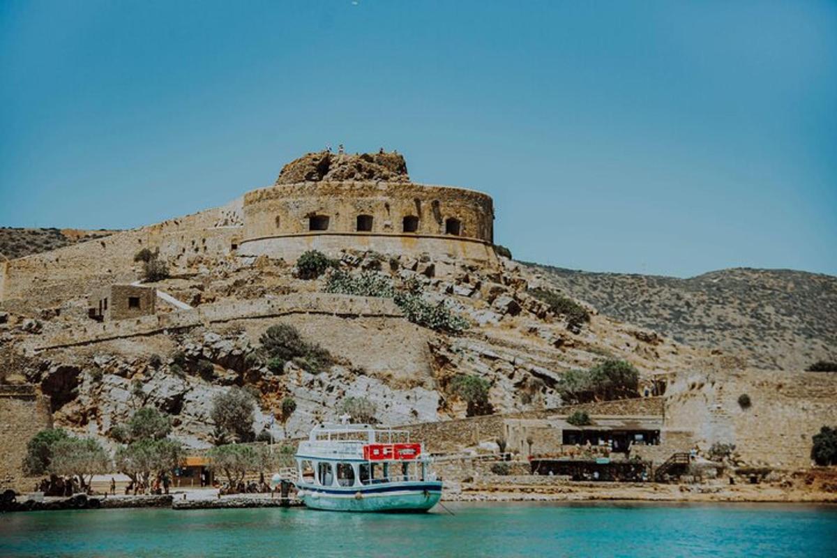 un barco en el agua frente a una montaña
