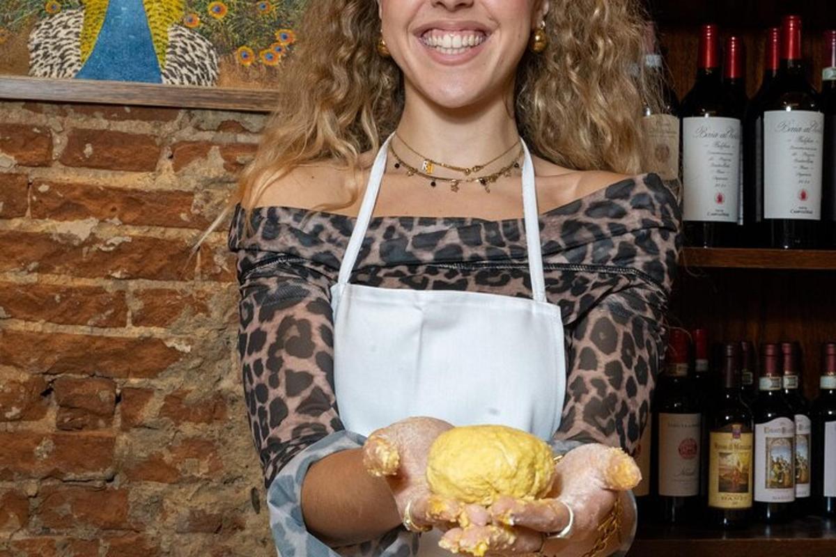 una donna con un grembiule che tiene in mano un alimento
