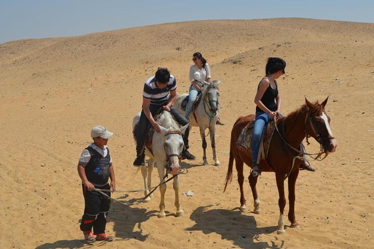 un gruppo di persone a cavallo nel deserto