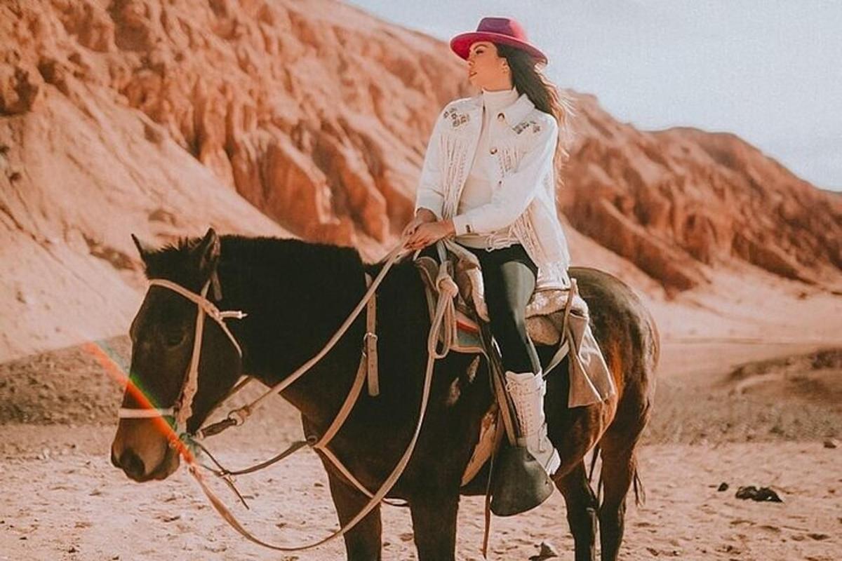 una dona muntant a cavall al desert