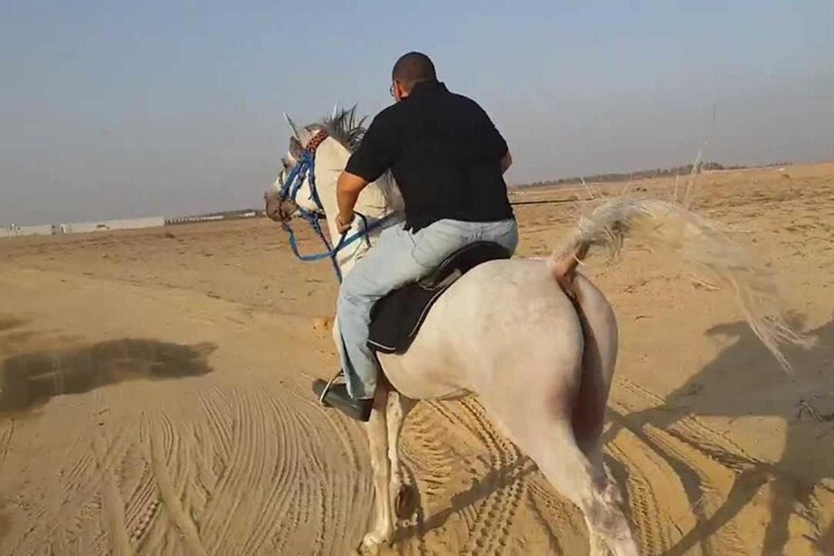 un home muntant a cavall al desert