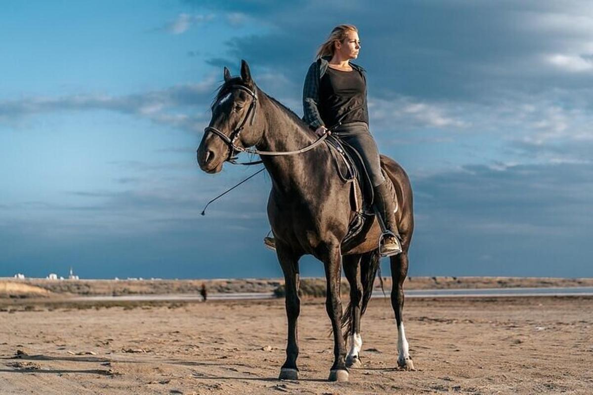 eine Frau, die in der Wüste auf einem Pferd reitet