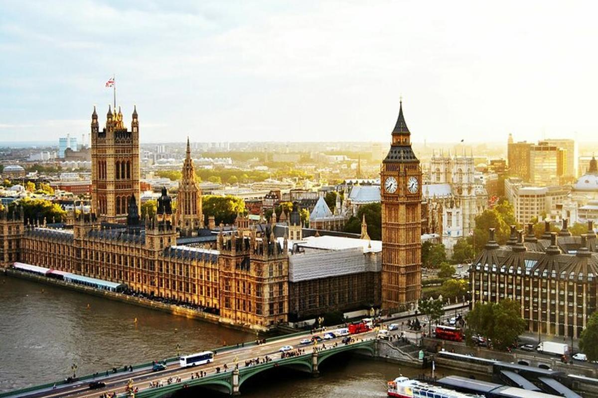 egy város híddal és Big Ben óratoronnyal