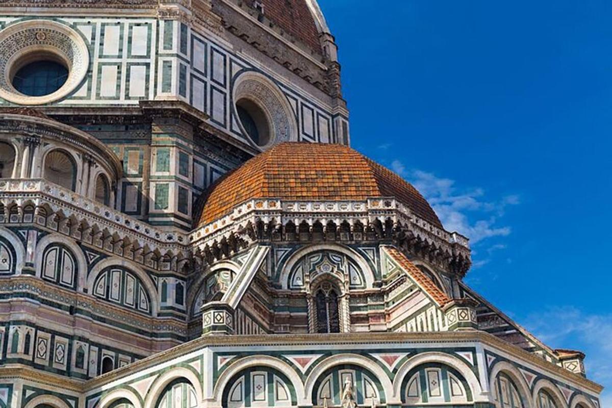 um edifício com uma torre com um relógio