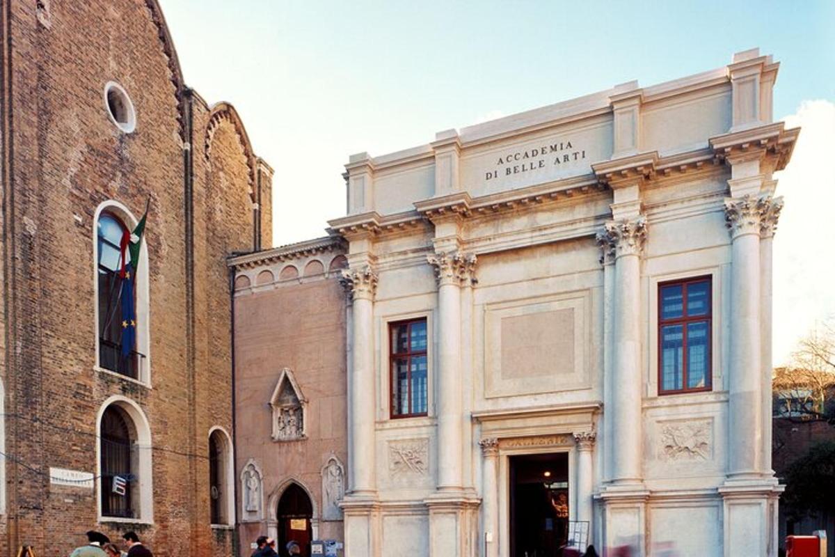 un edifici que està al costat d'un edifici de maó