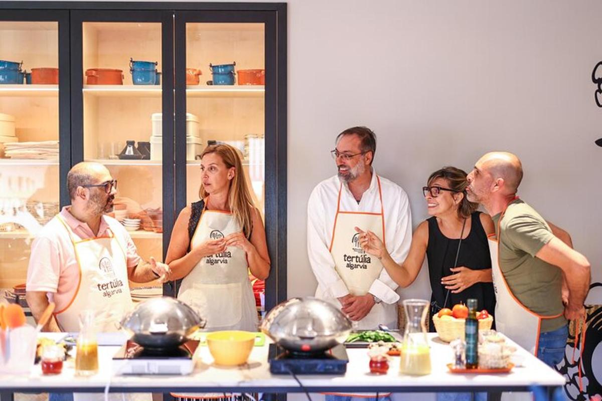 Eine Gruppe von Menschen steht in einer Küche und bereitet Essen zu