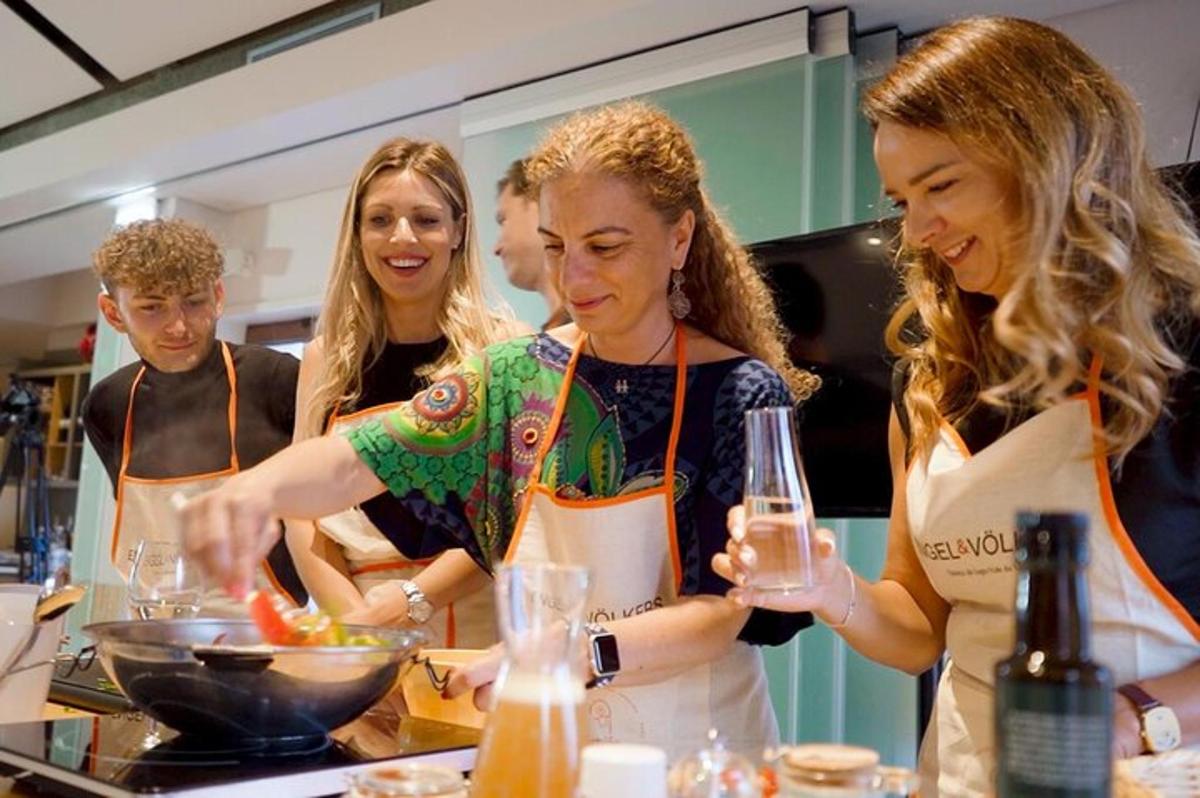 tre donne in piedi in una cucina che preparano il cibo