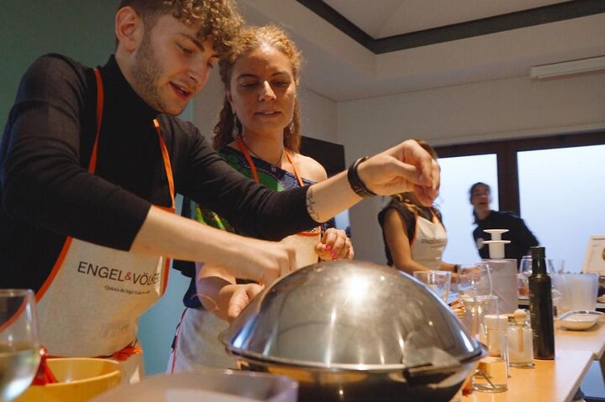 un uomo e una donna che preparano il cibo su un tavolo