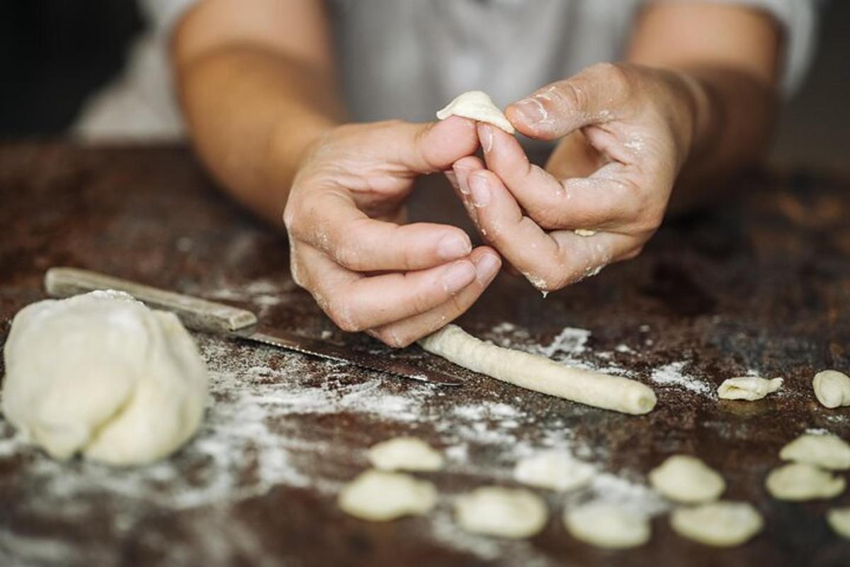 una persona che impasta un pezzo di pasta con le mani