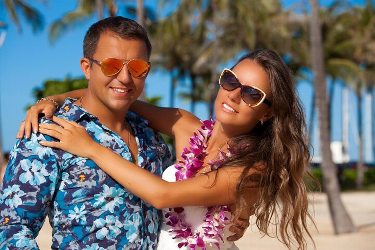Un hombre y una mujer con gafas de sol posando para una foto.