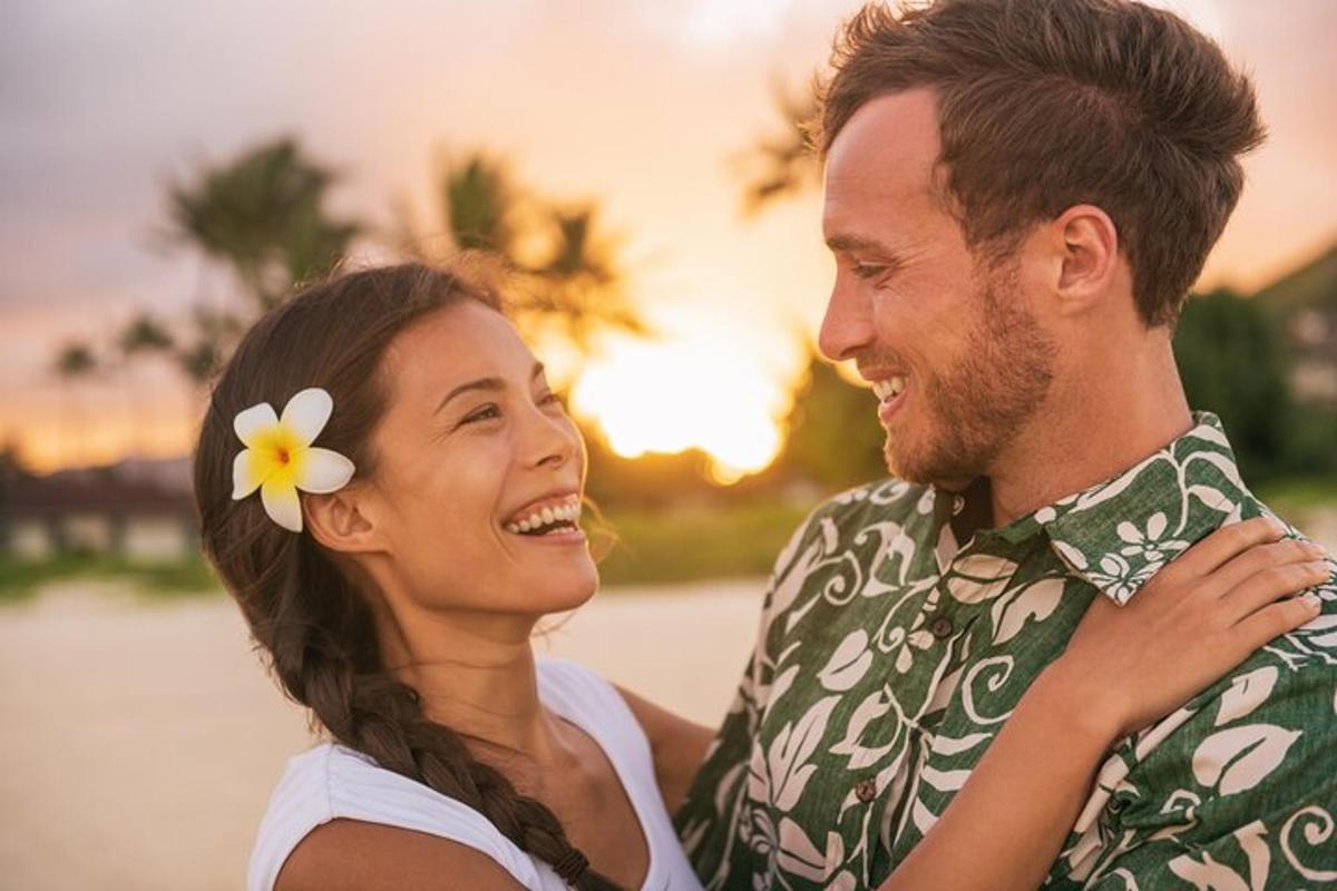 un uomo e una donna con un fiore in testa