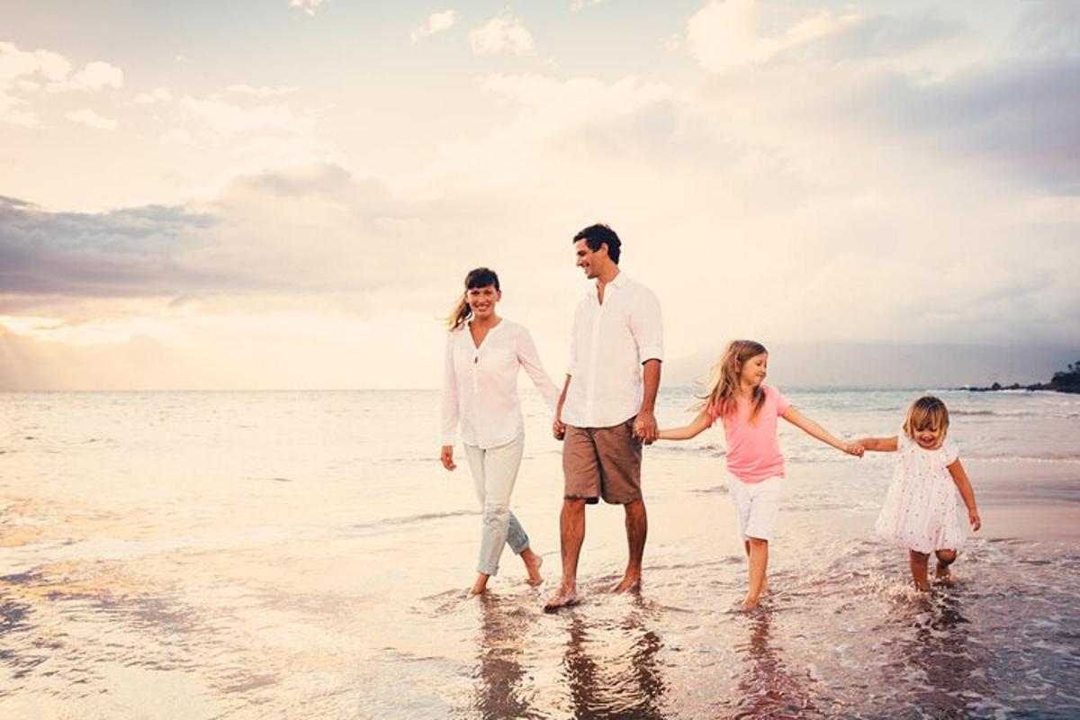 una famiglia che cammina sulla spiaggia